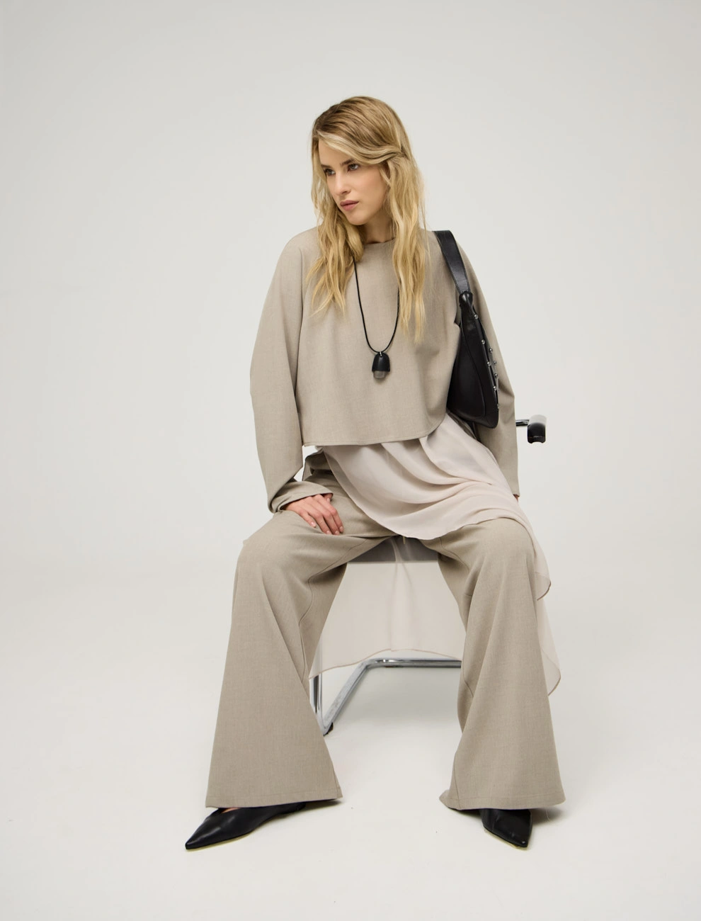 Бежевая женская блузка с шелковой юбкой хлопок