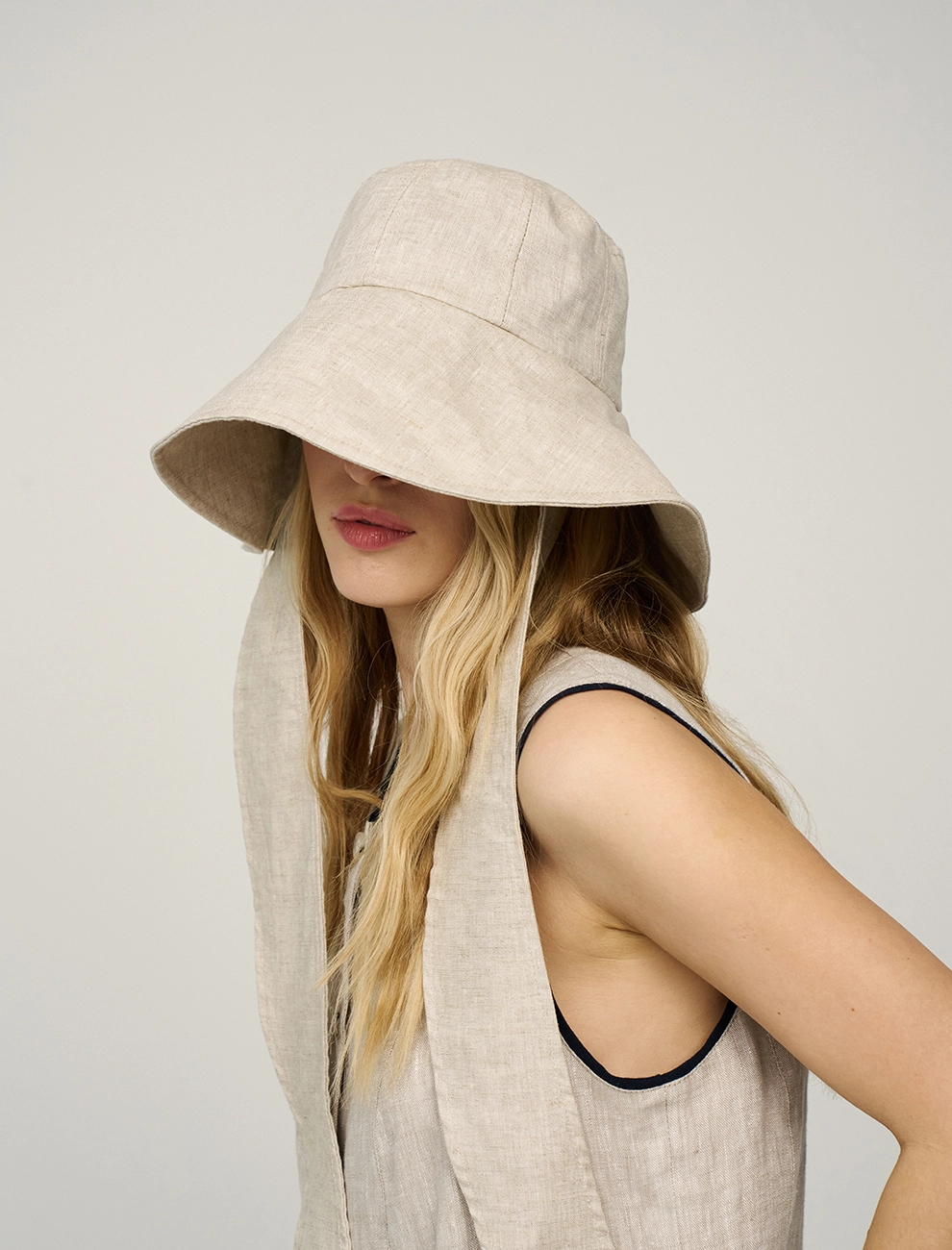 Бежевая панама с широкими полями лен Hass