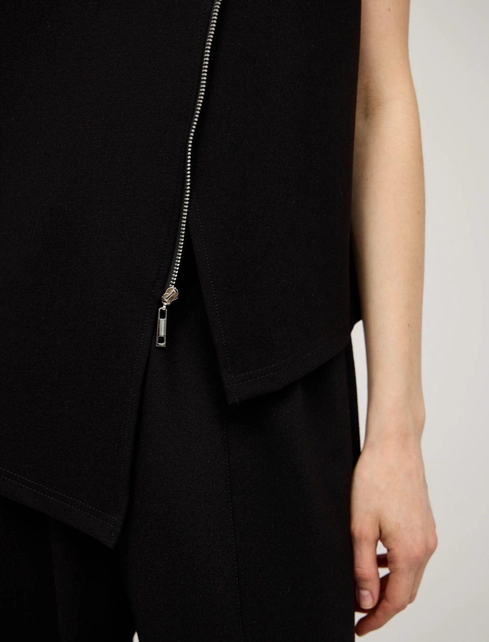 Черный женский асимметричный жилет хлопок Hass