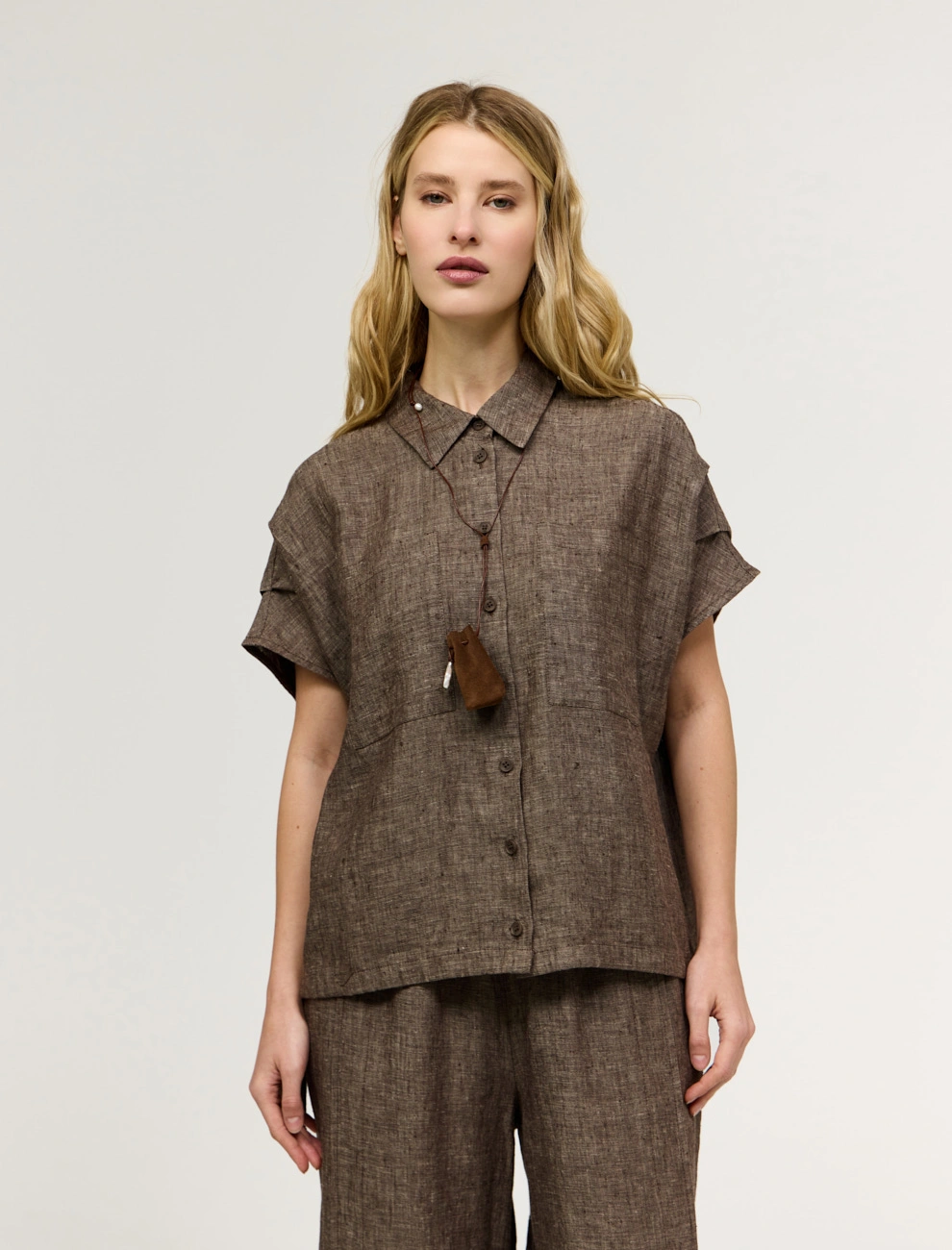 Коричневая женская рубашка с коротким рукавом изо льна лен