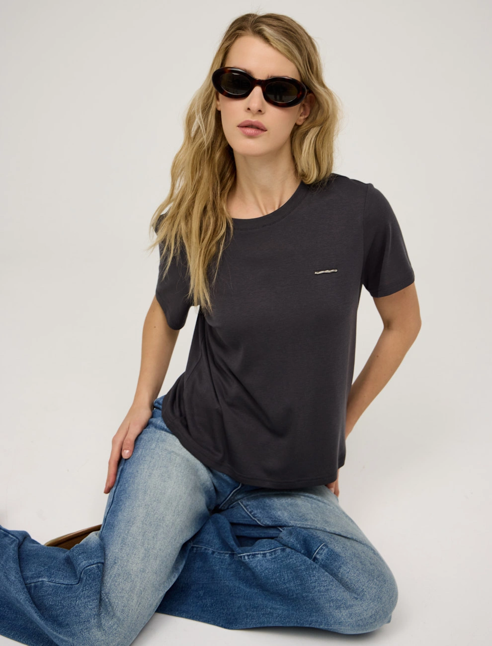 Серая женская футболка с защипом на спине  Hass