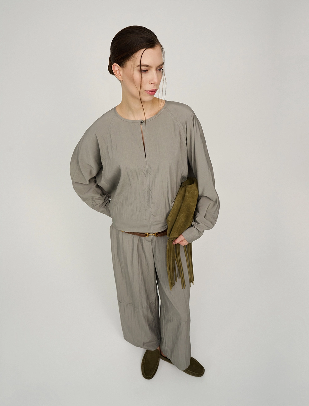 Зеленая женская блузка «Паук» с кольцом на рукаве  Hass