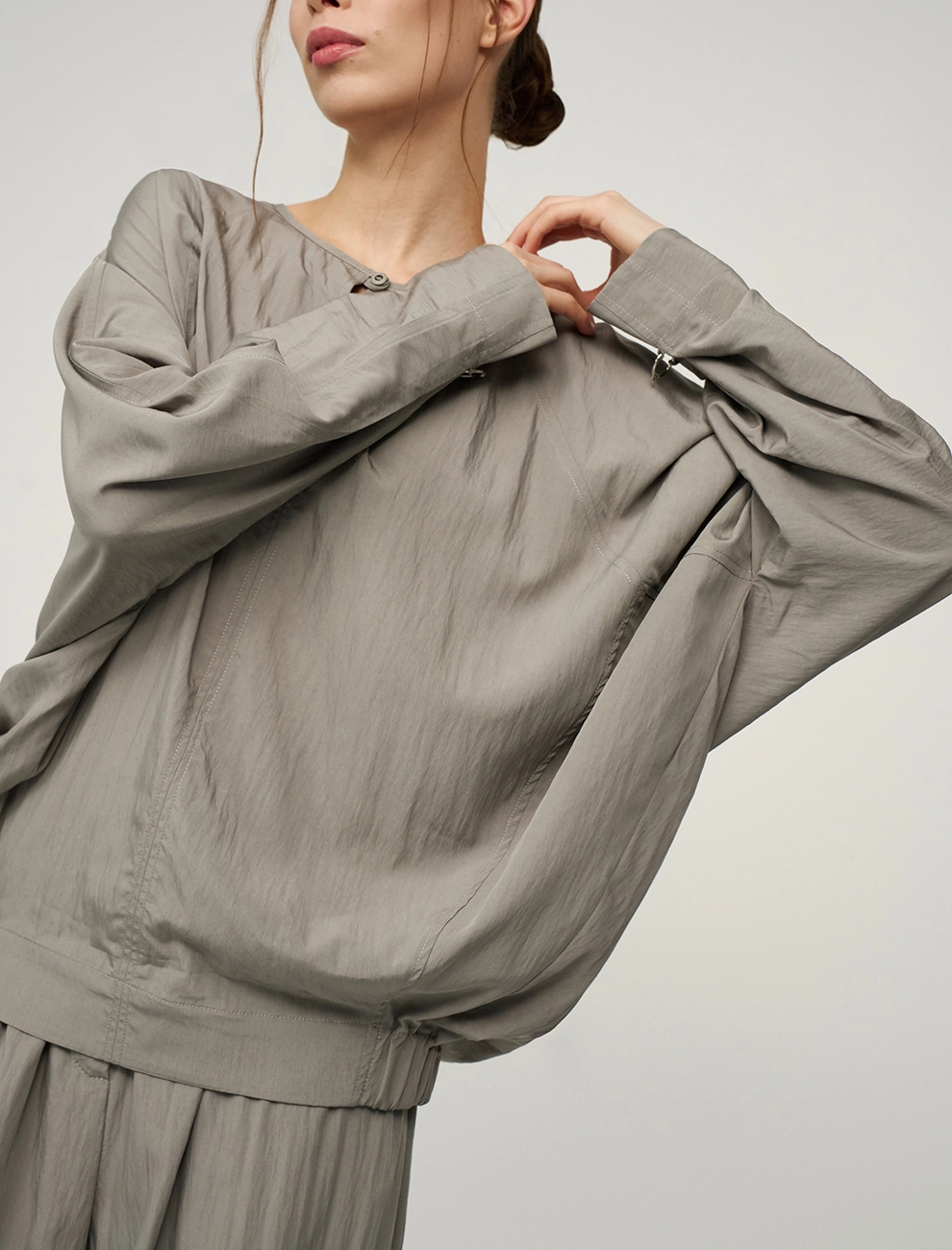 Зеленая женская блузка «Паук» с кольцом на рукаве  Hass