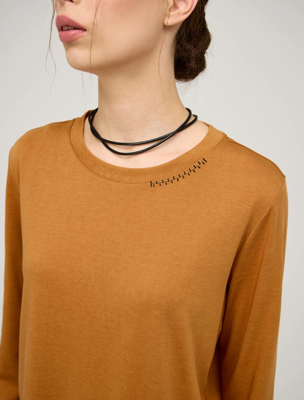 Янтарный женский джемпер с асимметричным низом хлопок Hass