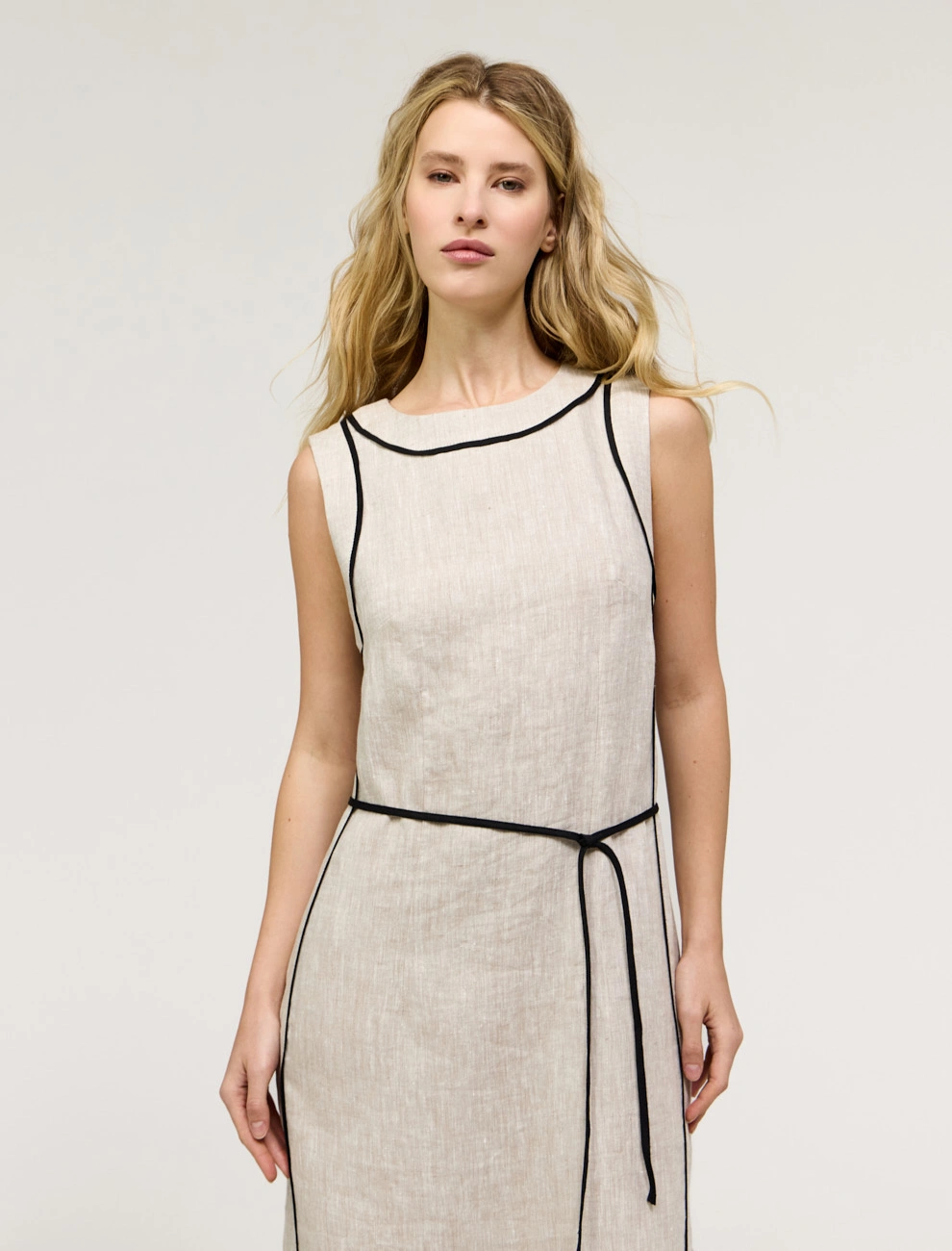 Бежевое женское приталенное платье без рукавов с поясом лен Hass