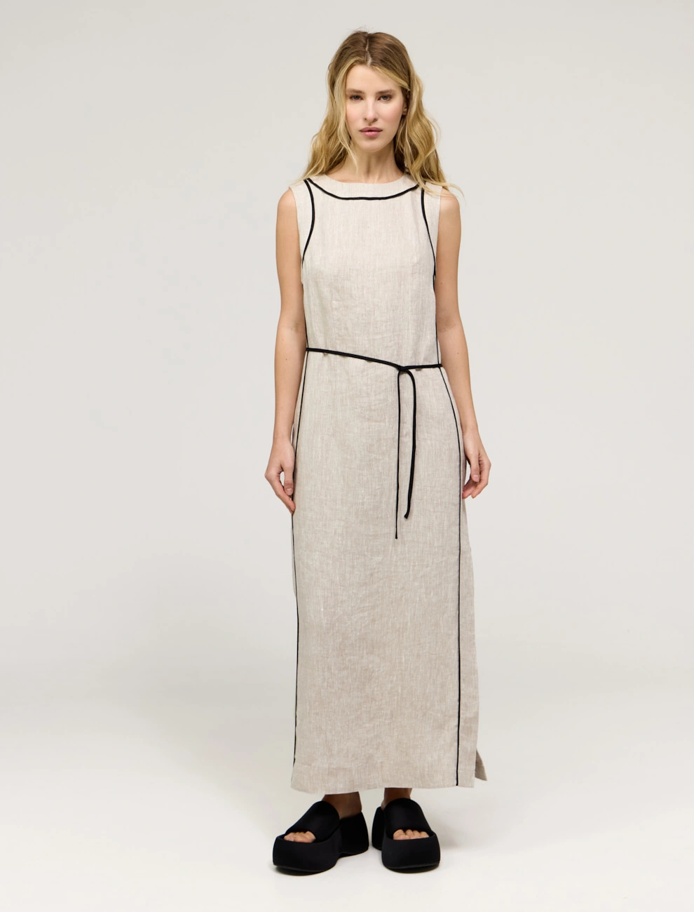 Бежевое женское приталенное платье без рукавов с поясом лен Hass