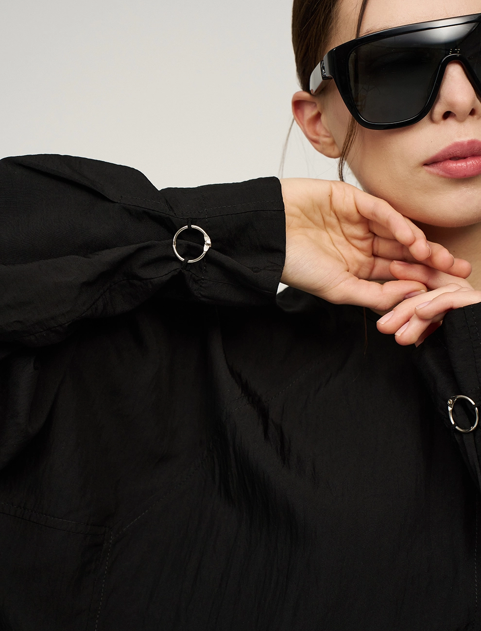 Черная женская блузка «Паук» с кольцом на рукаве  Hass