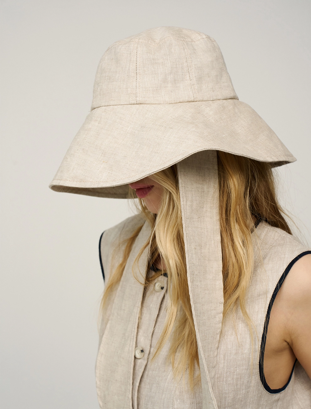 Бежевая панама с широкими полями лен Hass