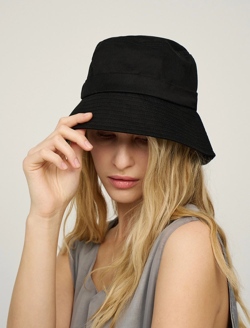 Черная панама с завязками сзади хлопок Hass