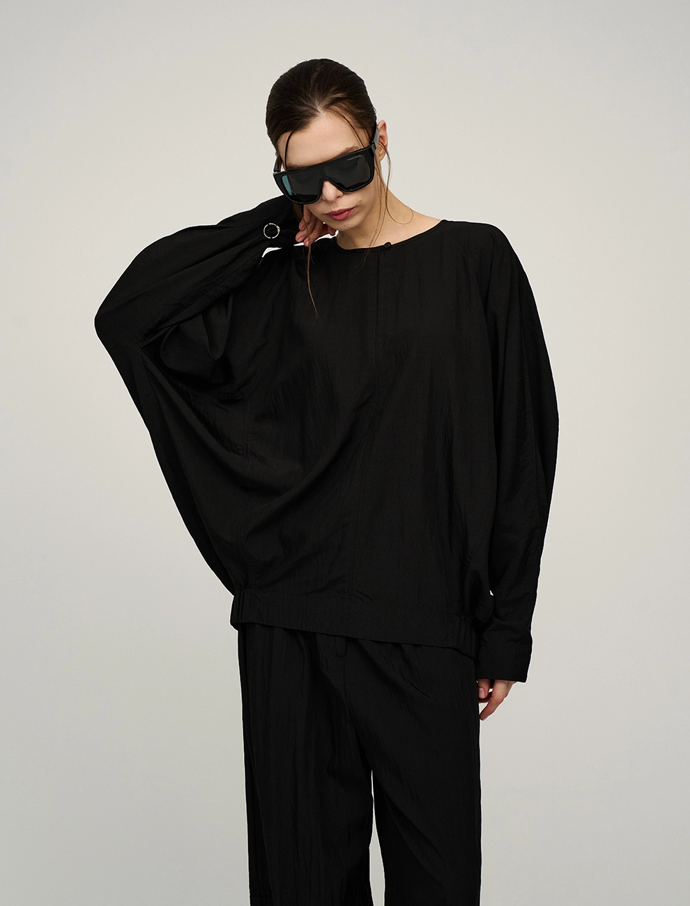 Черная женская блузка «Паук» с кольцом на рукаве  Hass