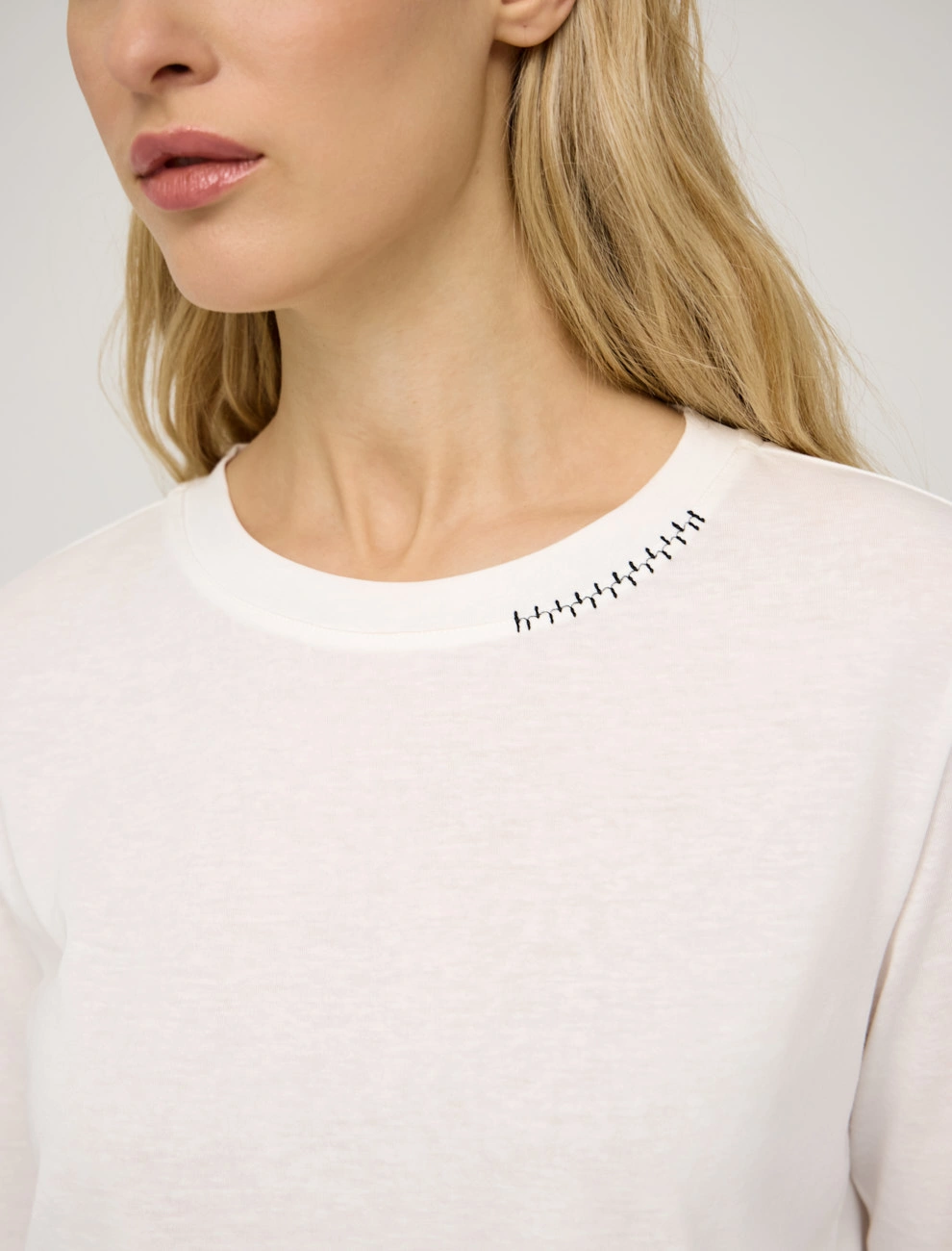 Белый женский джемпер с асимметричным низом хлопок Hass