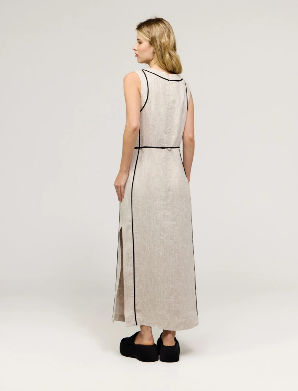 Бежевое женское приталенное платье без рукавов с поясом лен Hass