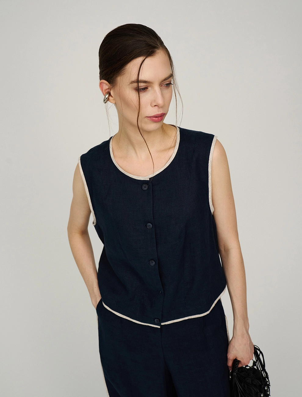 Синий женский жилет изо льна с кантами лен