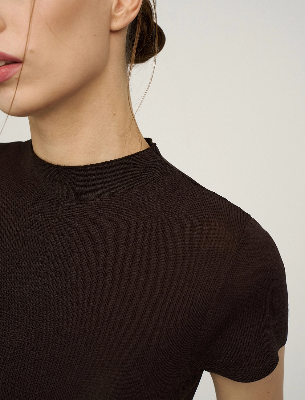 Коричневый женский джемпер с воротником стойкой хлопок Hass