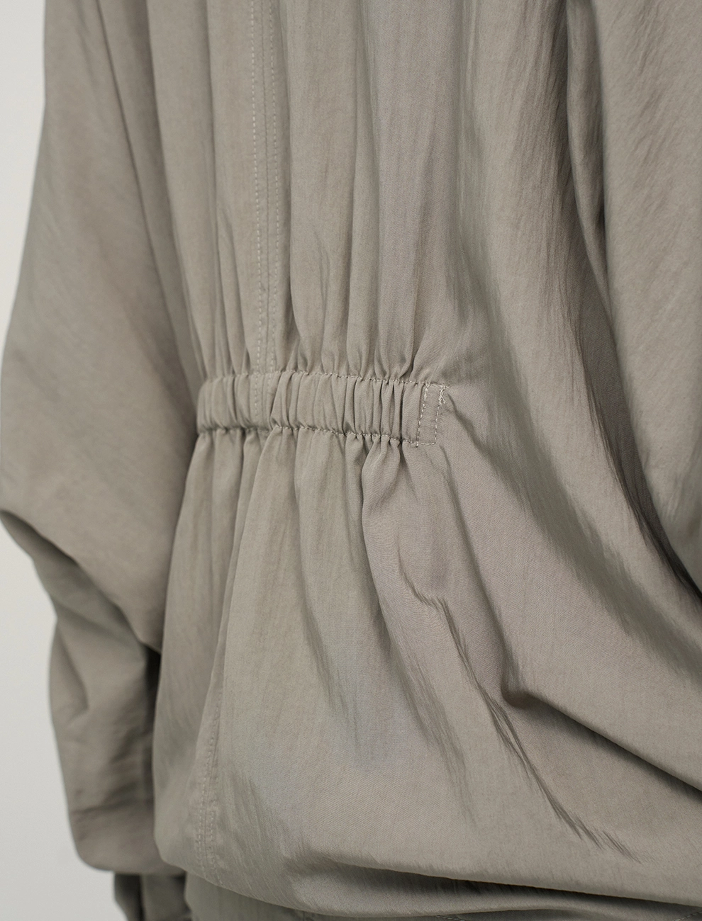 Зеленая женская блузка «Паук» с кольцом на рукаве  Hass