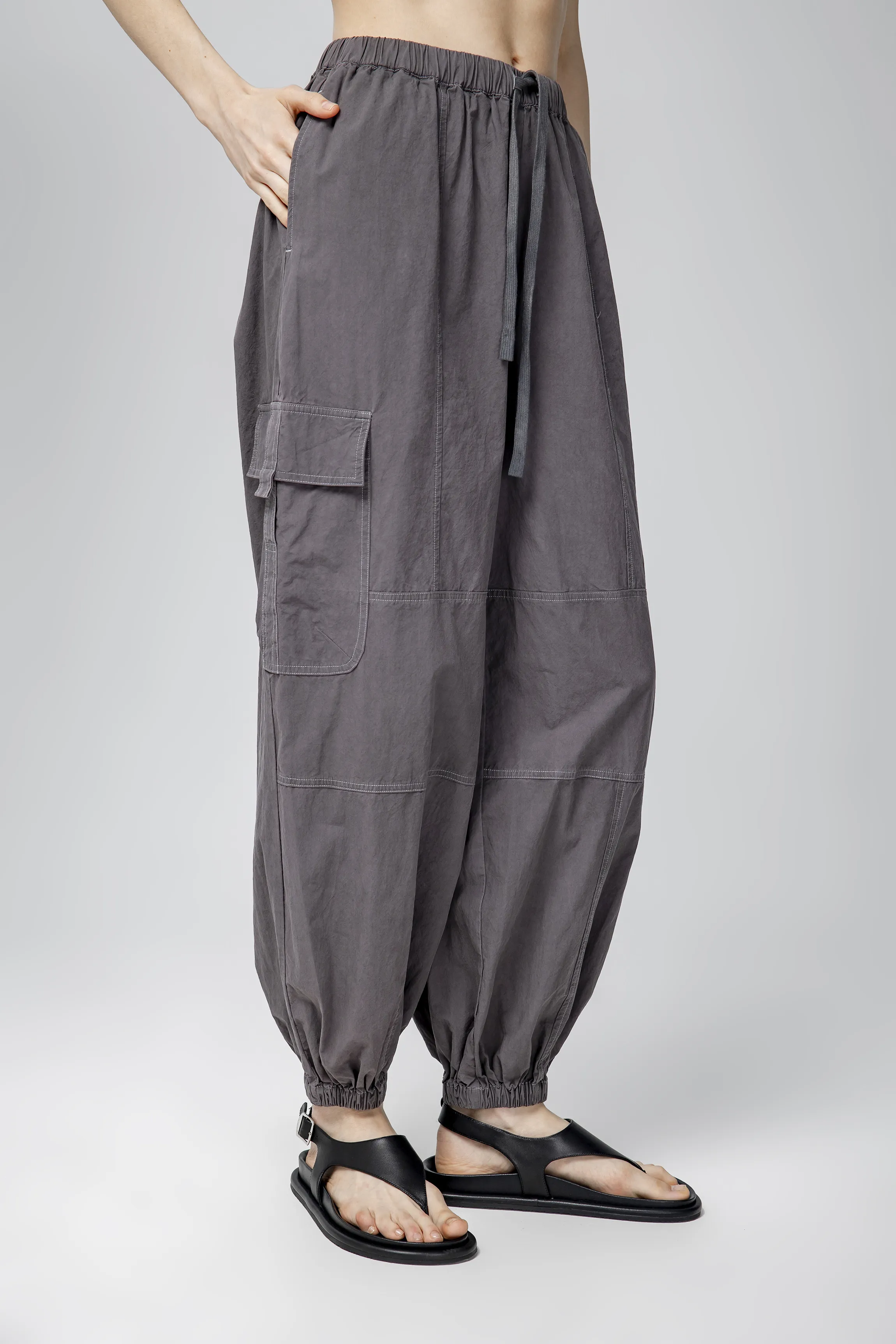 Серые женские брюки с резами хлопок Hass