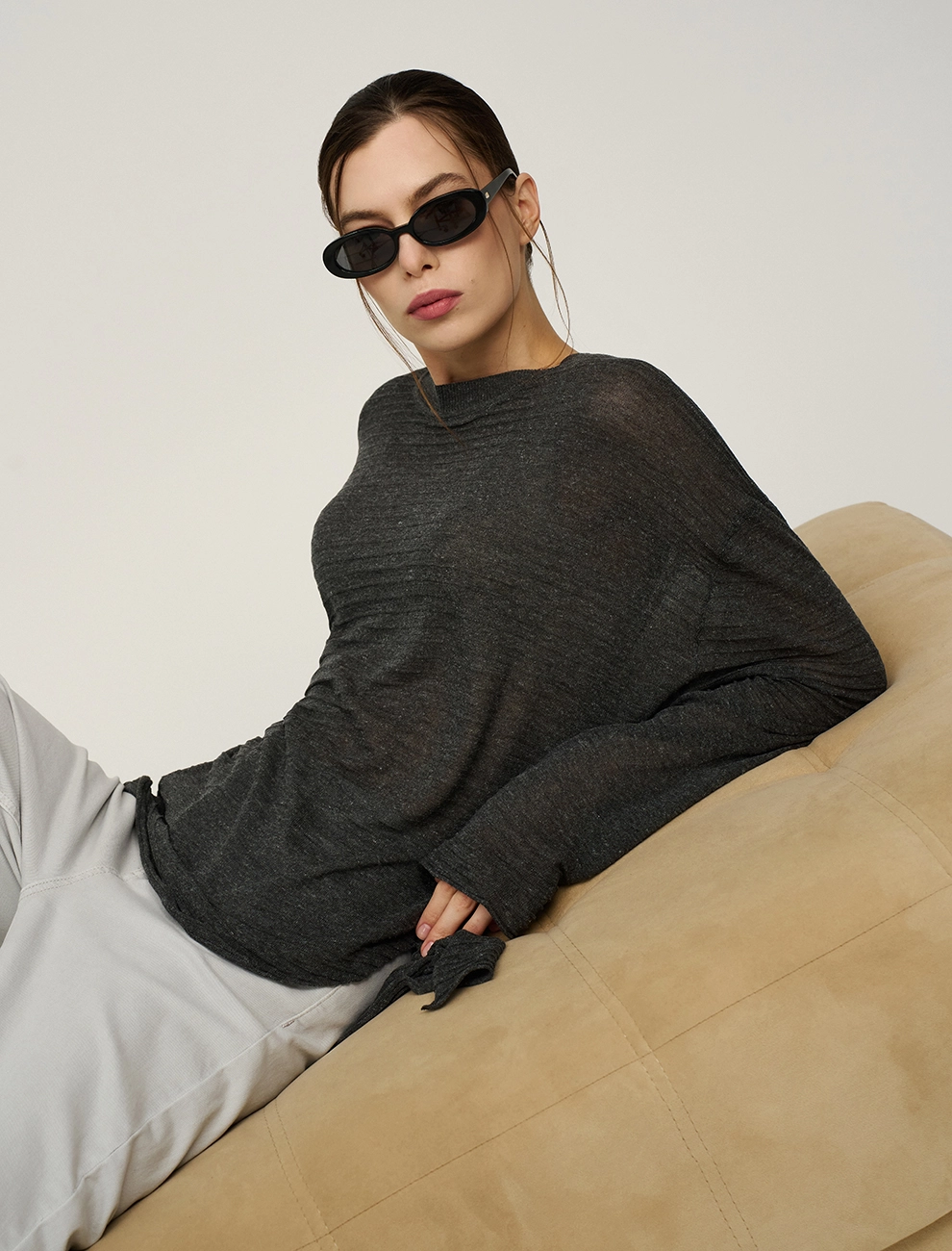 Серый женский джемпер с разрезом вязаный хлопок