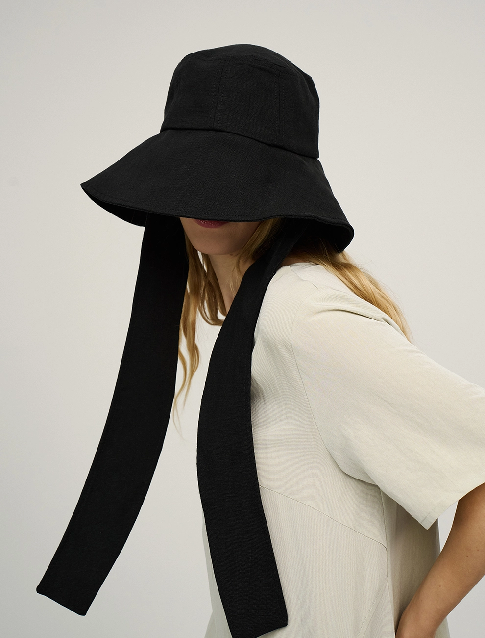 Черная панама с широкими полями лен Hass