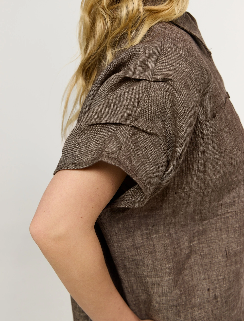Коричневая женская рубашка с коротким рукавом изо льна лен Hass