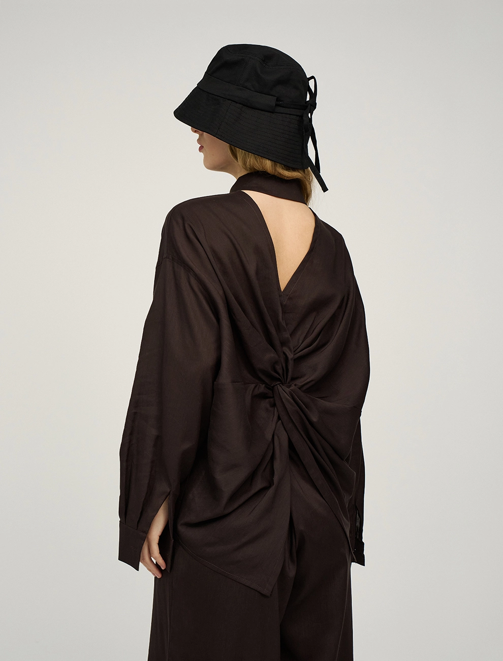 Коричневая женская рубашка с полуоткрытой спинкой крапива