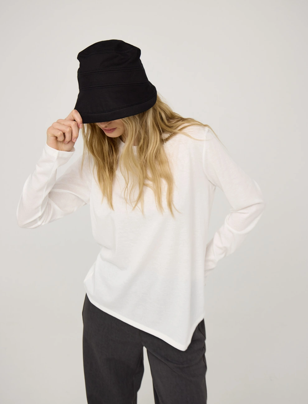 Белый женский джемпер с асимметричным низом хлопок Hass