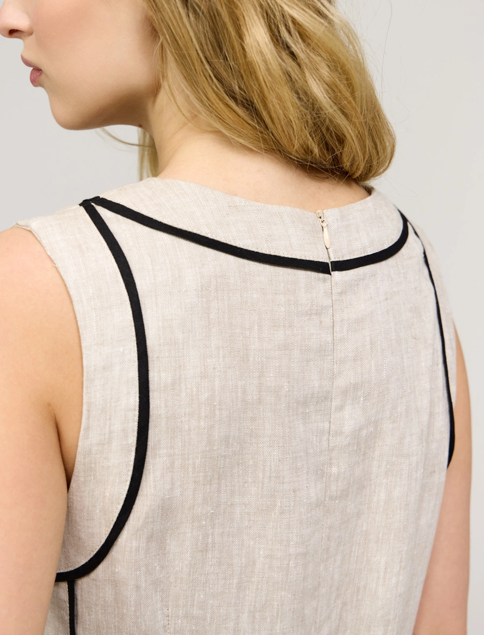Бежевое женское приталенное платье без рукавов с поясом лен Hass