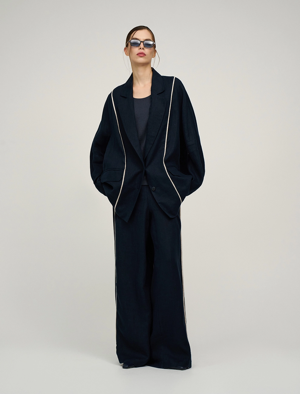 Синие женские брюки изо льна с кантами лен