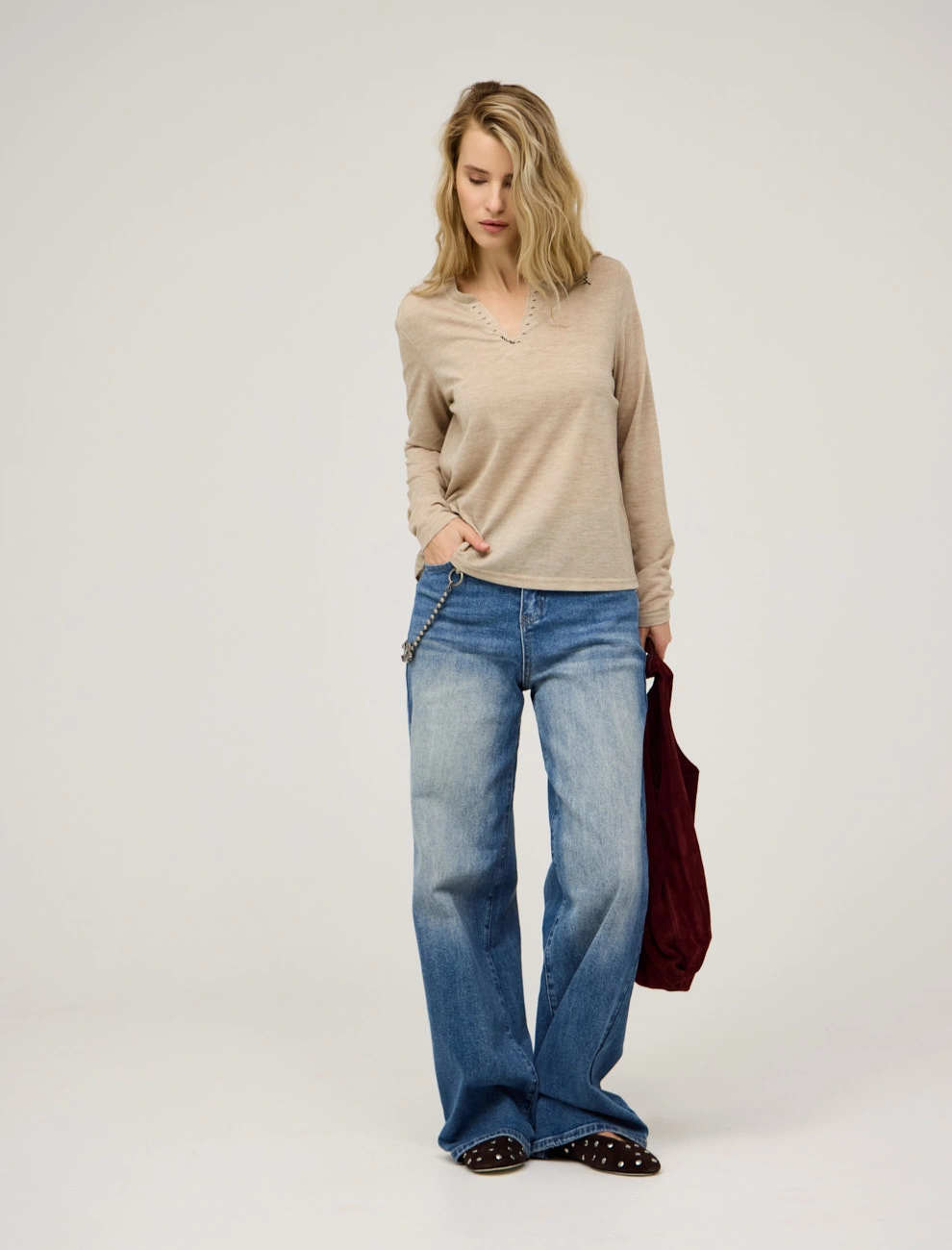 Бежевый женский джемпер с вышивкой  Hass