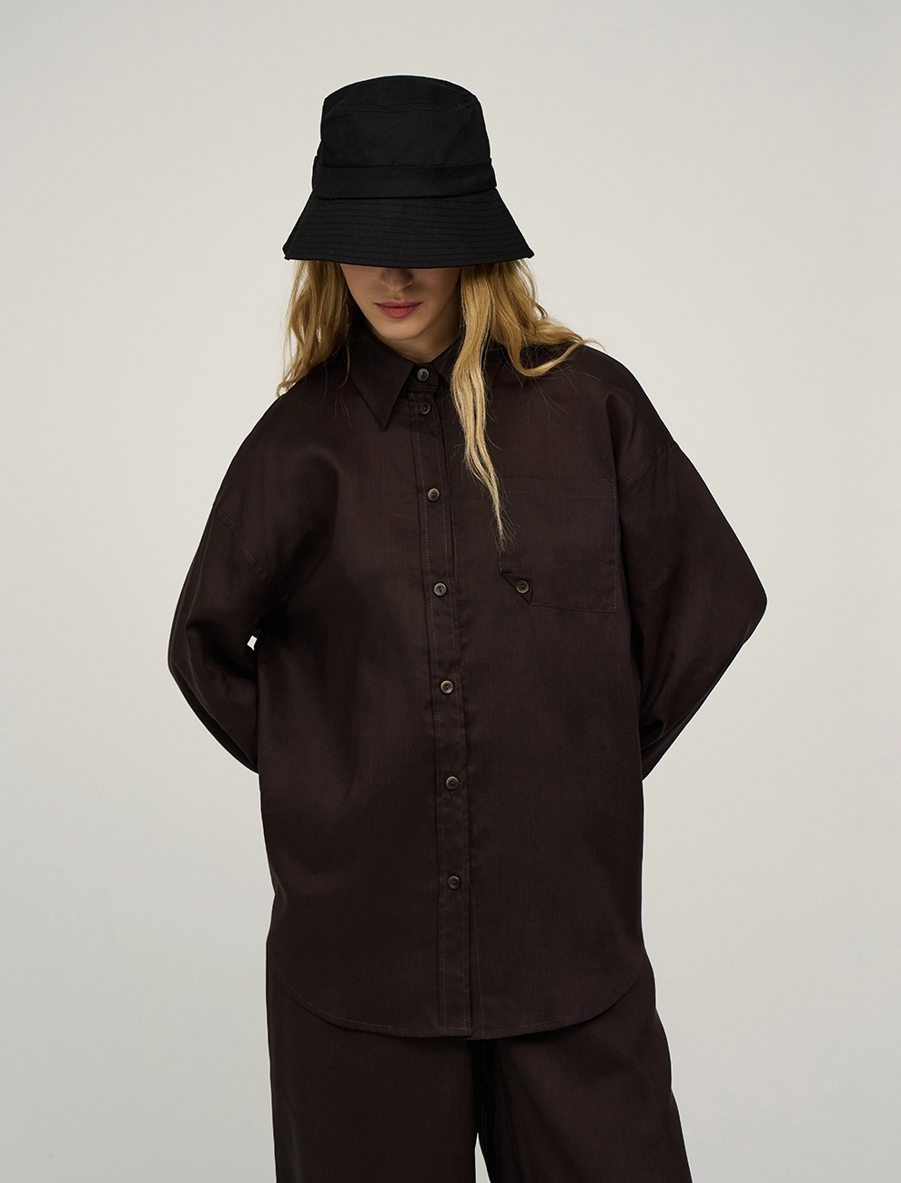 Коричневая женская рубашка с полуоткрытой спинкой крапива Hass