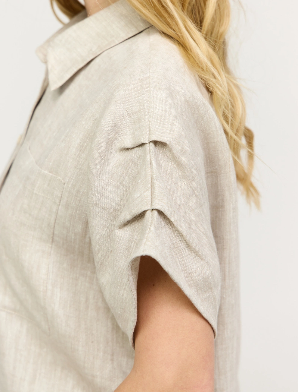 Бежевая женская рубашка с коротким рукавом изо льна лен Hass