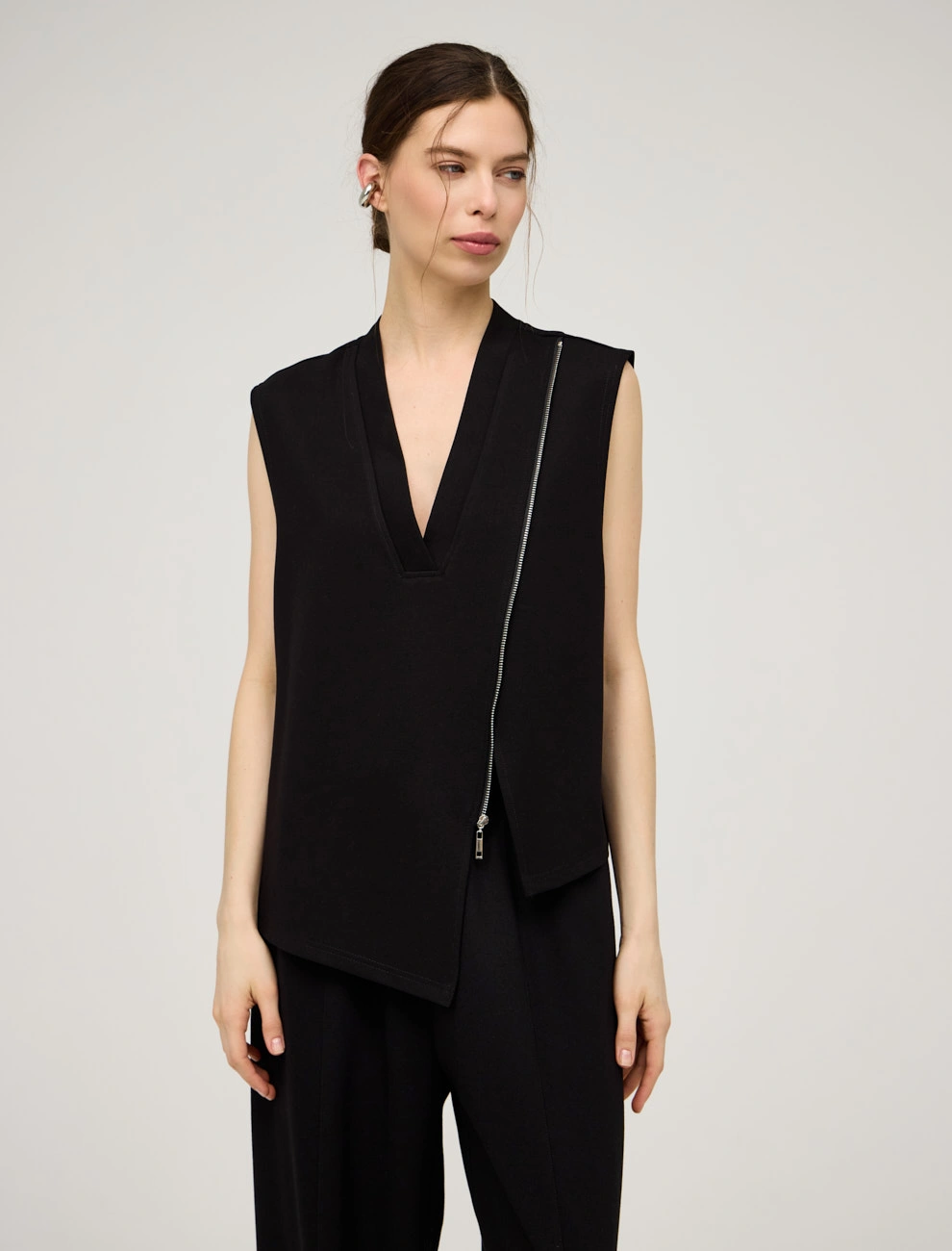 Черный женский асимметричный жилет хлопок Hass