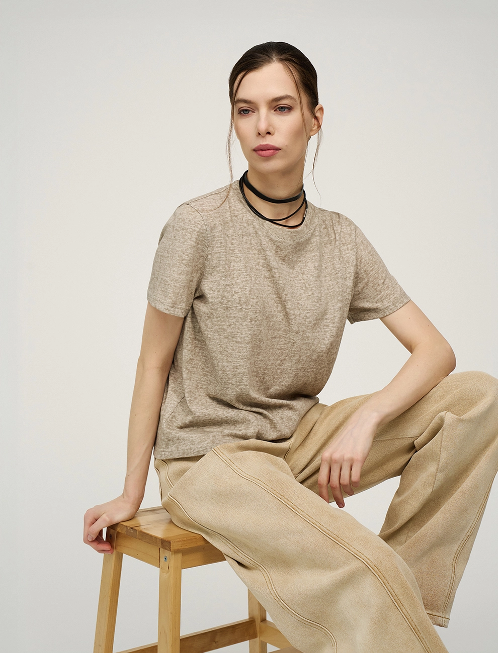 Бежевая женская футболка с булавкой хлопок Hass