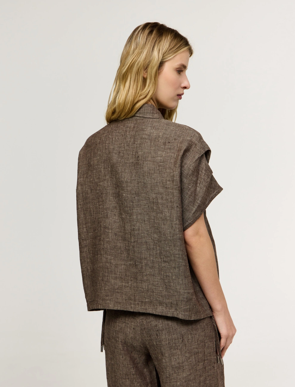 Коричневая женская рубашка с коротким рукавом изо льна лен Hass