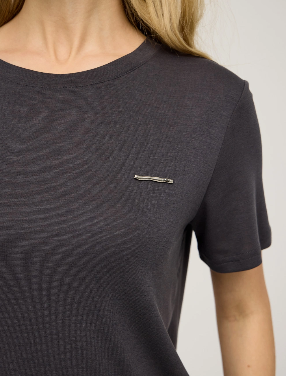 Серая женская футболка с защипом на спине  Hass