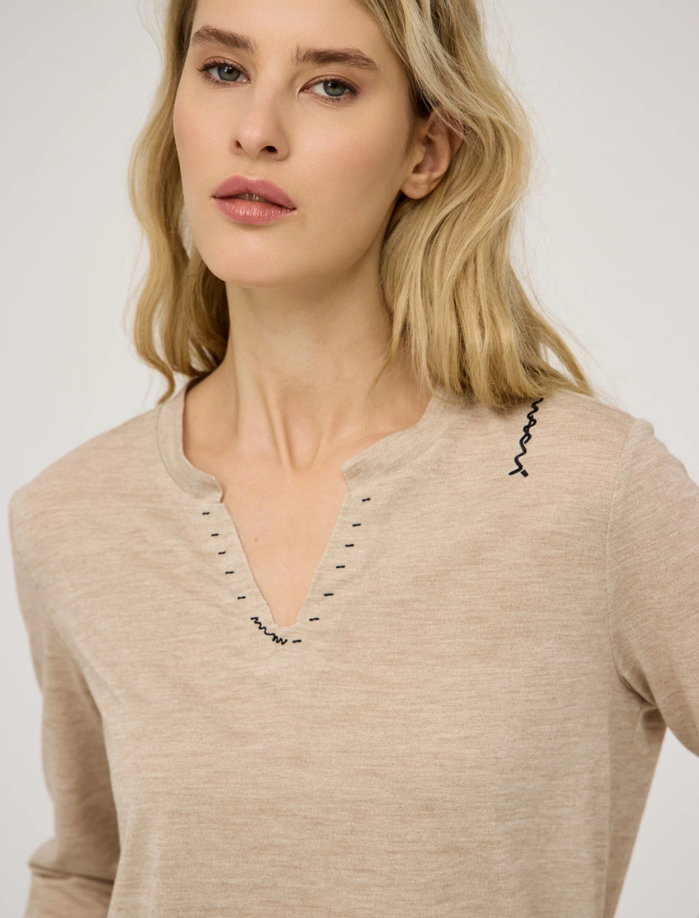 Бежевый женский джемпер с вышивкой  Hass