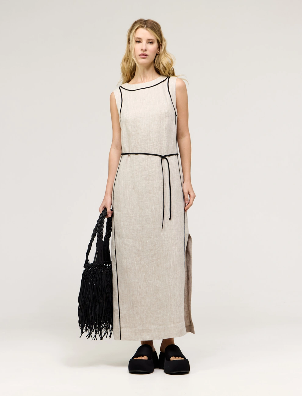 Бежевое женское приталенное платье без рукавов с поясом лен Hass
